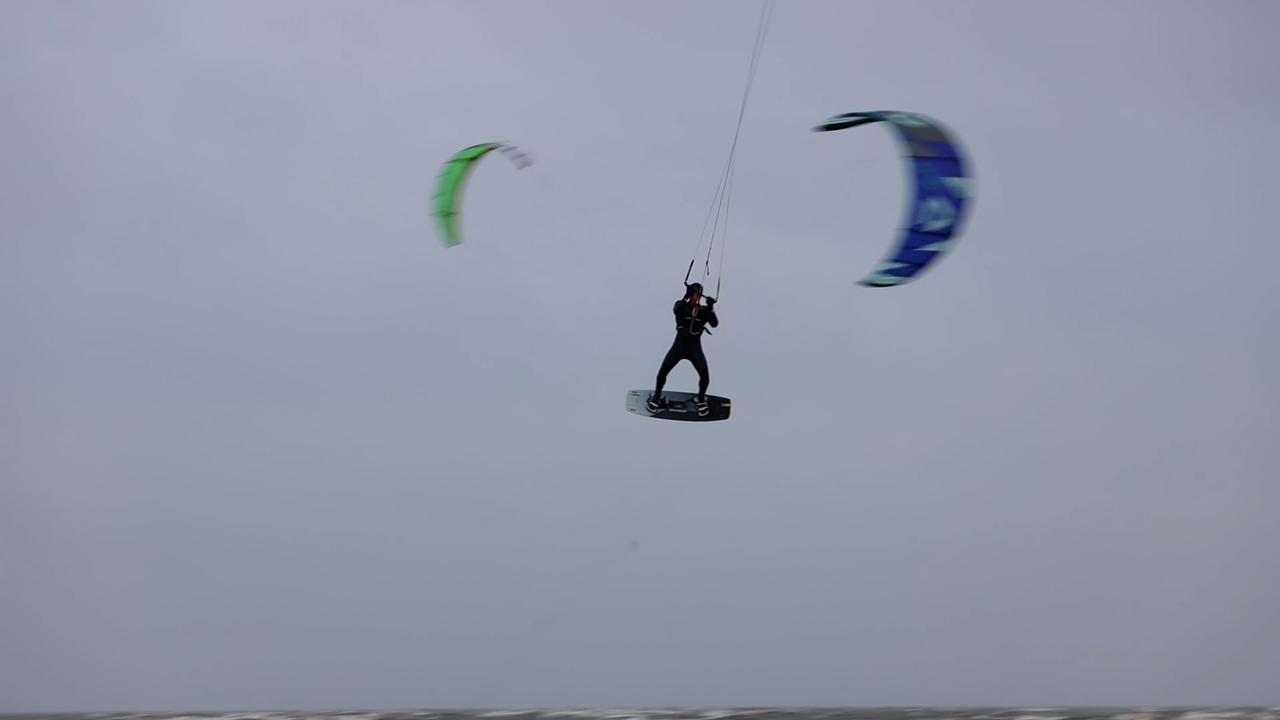 Beeld uit video: Kitesurfers gaan meters de lucht in op IJsselmeer tijdens storm Pia