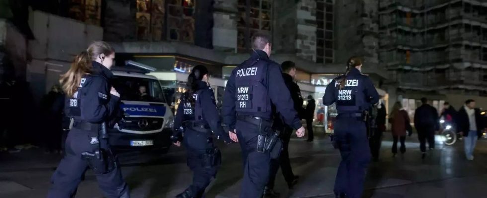 Die deutsche Polizei gibt an einen Mann im Zusammenhang mit