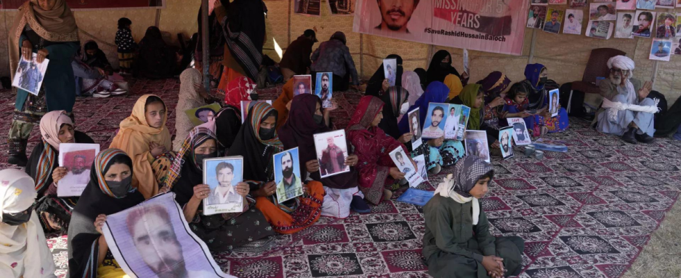 Die pakistanische Uebergangsregierung laesst 34 weitere belutschische Demonstranten frei