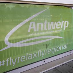 Dutzende Klimaaktivisten stuermen Flughafen Antwerpen Im Ausland