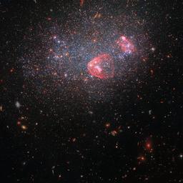 ESA veroeffentlicht Foto einer unregelmaessigen Galaxie die einer „Schneekugel aehnelt