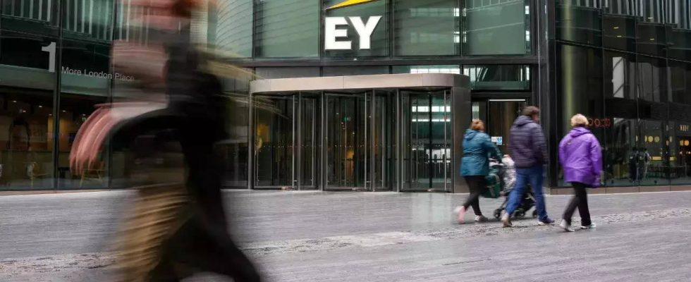 EY leitet beispiellose Entlassungen von Partnern inmitten des Branchenabschwungs ein
