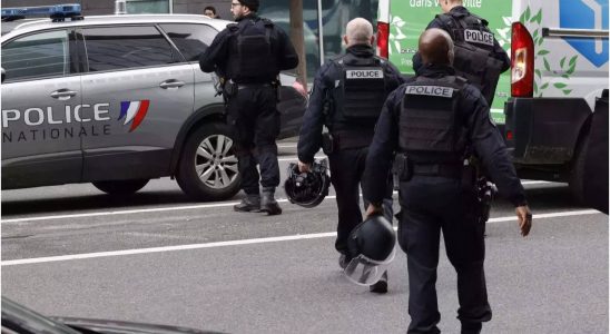 Ein Toter ein Verletzter nachdem Angreifer Passanten in Paris angegriffen
