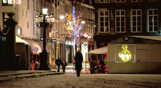 Eine duenne Schneeschicht faerbt niederlaendische Strassen weiss