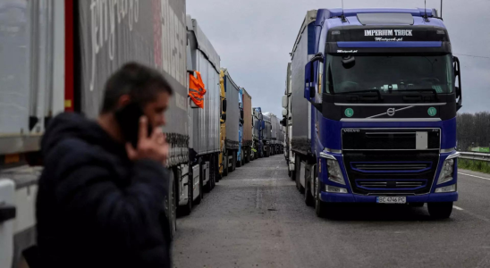 Erste leere Lastwagen passieren den neuen ukrainischen Grenzuebergang an der