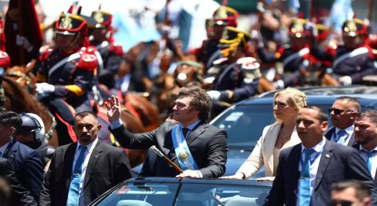 Fan Argentiniens neuer Praesident Javier Milei haelt den Konvoi an
