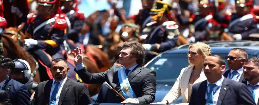 Fan Argentiniens neuer Praesident Javier Milei haelt den Konvoi an