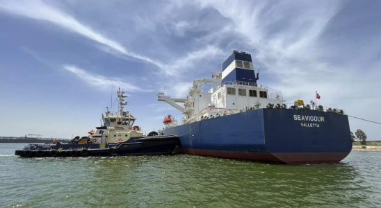 Frachtschiff hat im aegyptischen Suezkanal eine Panne und prallt gegen