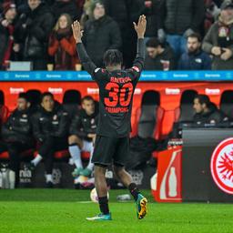 Frimpong punktet beim Sieg ueber Spitzenreiter Leverkusen Kane fuehrt Bayern