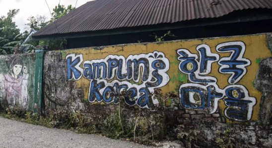 Indigene Indonesier Indigene Indonesier verwenden koreanische Buchstaben um den Dialekt