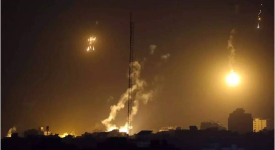 Israel bombardiert Gaza waehrend der Druck zum Schutz der Zivilbevoelkerung