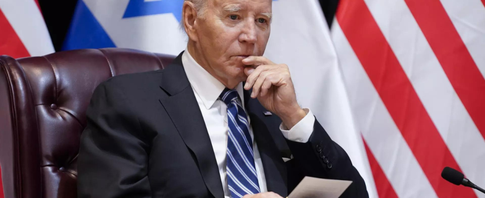 Israel greift Lager in Gaza an als Biden neue Waffenverkaeufe