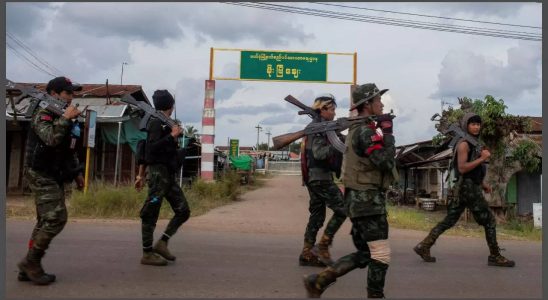 Kaempfer einer ethnischen Minderheit in Myanmar erobern die Stadt vor