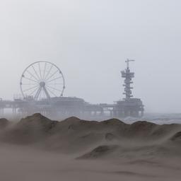 Kais in Delfzijl und Scheveningen durch Hochwasser ueberflutet Inlaendisch