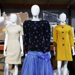 Kleid von Audrey Hepburn fuer 58600 US Dollar versteigert Buch
