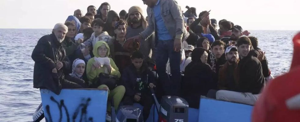 Libanon rettet Menschen Libanon rettet 51 Menschen aus sinkendem Fluechtlingsboot