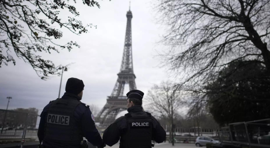 Mann toetet Touristin in der Naehe des Eiffelturms und verletzt