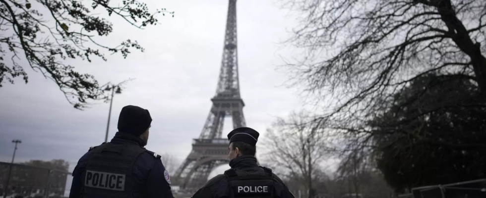 Mann toetet Touristin in der Naehe des Eiffelturms und verletzt