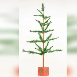 Mehr als hundert Jahre alter kuenstlicher Weihnachtsbaum wird fuer 4000