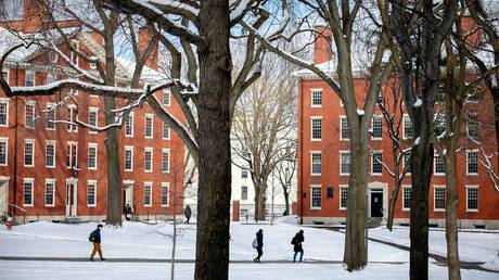 Milliardaer und Absolvent werfen Harvard vor weisse Maenner zu diskriminieren