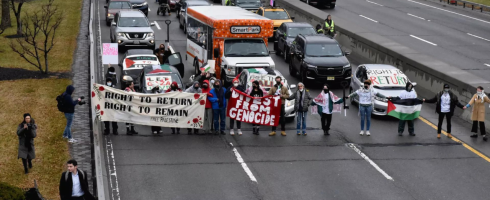 New York Pro palaestinensische Demonstranten blockieren Zufahrtsstrassen zum Flughafen in New