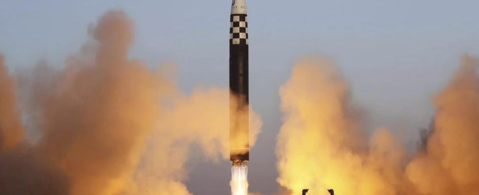 Nordkorea feuert mutmassliche ballistische Rakete ab sagen Suedkorea und Japan