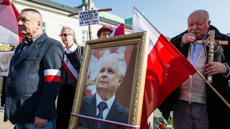 Polnischer Politiker sagt er werde weiterhin Russland fuer Flugzeugabsturz verantwortlich