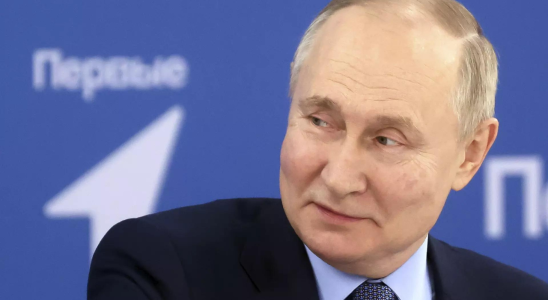 Putin Putin beantwortet Fragen von einfachen Russen und Journalisten waehrend