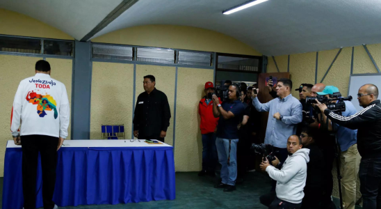 Referendum Venezolaner stimmen in einem Referendum ueber umstrittenes Gebiet mit