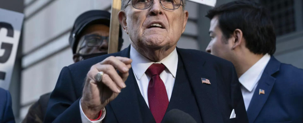 Rudy Giuliani meldet Insolvenz an nachdem er in einem Verleumdungsverfahren