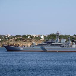 Russisches Landungsschiff bei grossem ukrainischen Angriff auf Hafenstadt auf der
