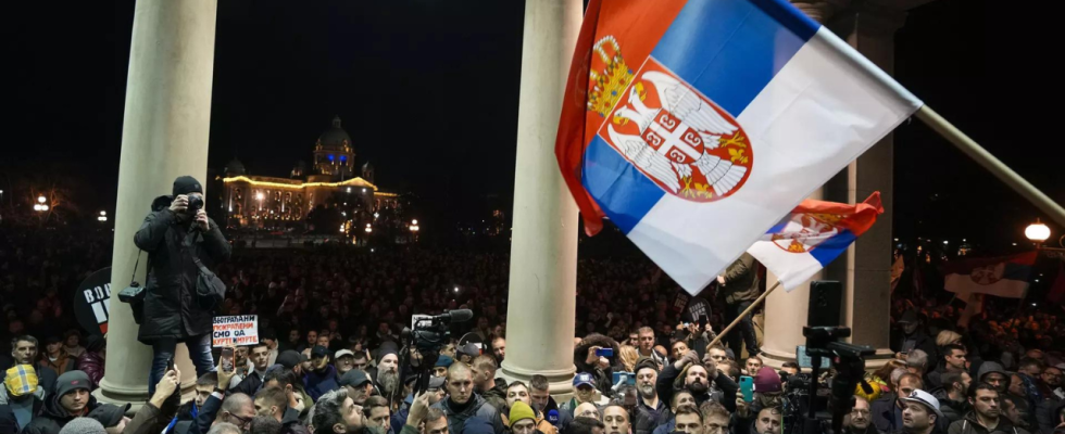 Russland sagt der Westen versuche Serbien zu „destabilisieren
