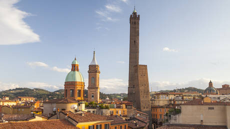 Schiefer italienischer Turm steht vor ploetzlichem Einsturz – World