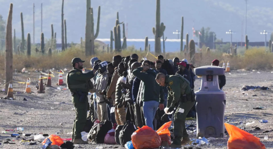 Schmuggler bringen Migranten zu einem abgelegenen Grenzuebergang in Arizona und