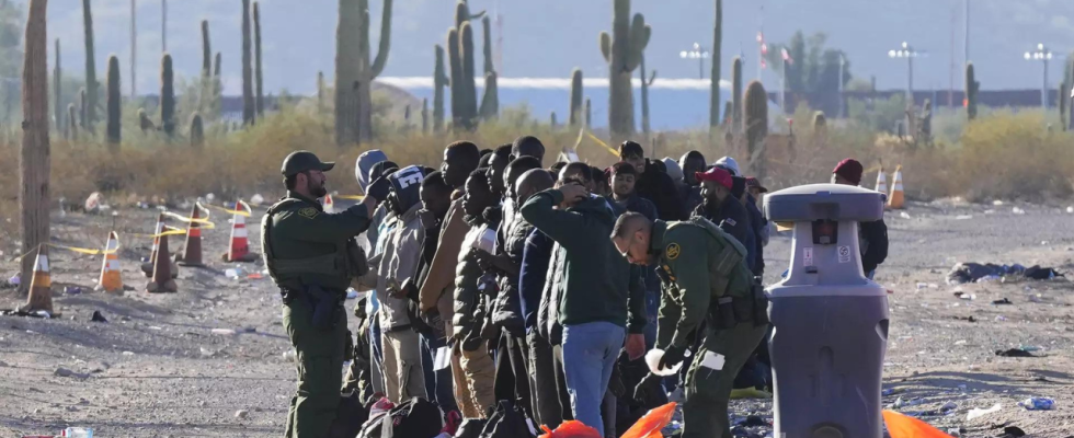 Schmuggler bringen Migranten zu einem abgelegenen Grenzuebergang in Arizona und