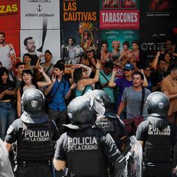 Tausende Argentinier gehen gegen die Wirtschaftsreformen des Praesidenten auf die