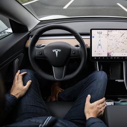 Tesla ruft mehr als zwei Millionen Autos zurueck weil Fahrerassistenz