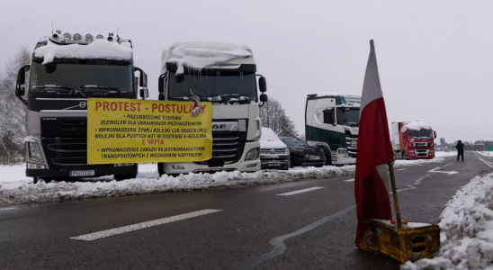 Ukraine Die Ukraine transportiert Lastwagen per Zug ueber die polnische