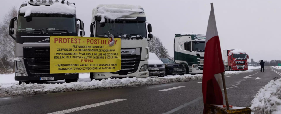 Ukraine Die Ukraine transportiert Lastwagen per Zug ueber die polnische