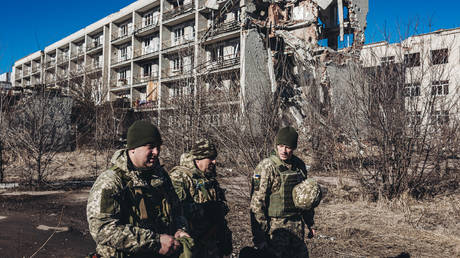 Ukraine bestaetigt Rueckzug aus wichtiger Stadt im Donbass – World