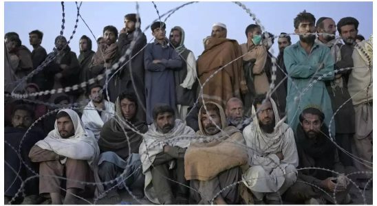 Vertriebene Repatriierte und Grenzueberschreitungen Afghanen muessen anstrengende Reisen unternehmen um