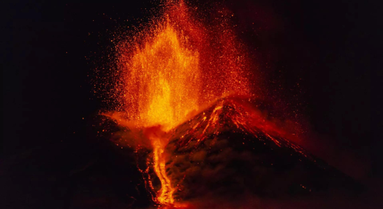 Wanderer wurden evakuiert als der Vulkan in Indonesien einen Ascheturm