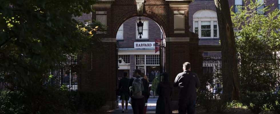 Warum viele Absolventen nur 1 US Dollar an Harvard spenden