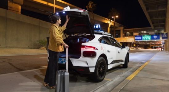 Waymo fuehrt am Flughafen Phoenix eine Robotertaxi Abholung am Strassenrand ein