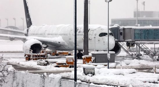 Wegen starken Schneefalls sitzen Passagiere seit Tagen am Muenchner Flughafen