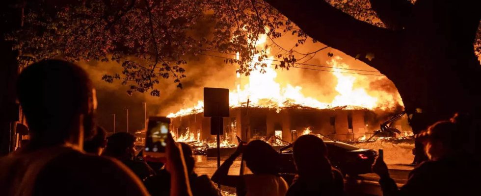 Wohnbau Grosses Feuer verbrennt die zweite Wohnbaustelle innerhalb von drei