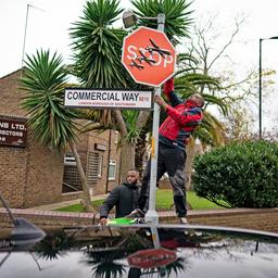 Zweite Person wegen Sonderdiebstahls eines Banksy Stoppschilds in London festgenommen