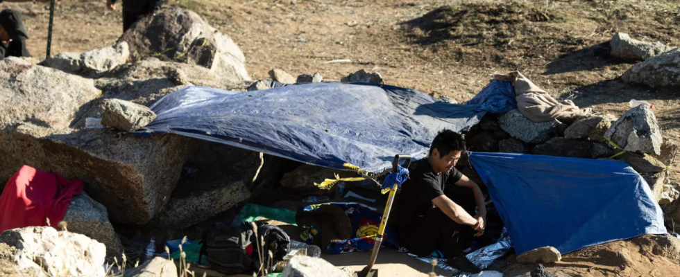 „Eine neue Normalitaet Migranten draengen sich in Freiluftlagern an der