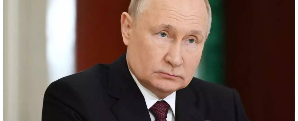 „Wladimir Putin umgeht Russlands Kriegsgebiete fuer eine Reise in den
