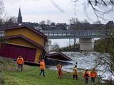 Maastrichtse brug dreigt in te storten na botsing met woonboot door hoogwater